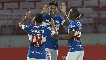 El jugador de Universidad Católica Valber Huerta celebra su gol contra Santiago Morning.