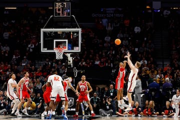  Marcus Domask #3 of the Illinois Fighting Illini shoots the ball against Devin Royal #21 of the Ohio State Buckeyes