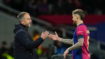 BARCELONA, 11/03/2025.- El entrenador del Barcelona, Hans-Dieter Flick, felicita a Íñigo Martínez al ser sustituido durante el partido de vuelta de los octavos de final de la Liga de Campeones que FC Barcelona y SL Benfica disputan este martes en el Estadi Olímpic Lluís Companys. EFE/Enric Fontcuberta