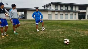 ¿Qué jugador de la U pateó el mejor tiro libre en la práctica?