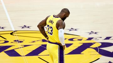 Los Lakers remontaron una desventaja de 20 puntos y llegaron a ir por delante en el ¨²ltimo cuarto gracias al esfuerzo tit¨¢nico de LeBron. Kyrie resolvi¨® con un triple y dos tiros libres.