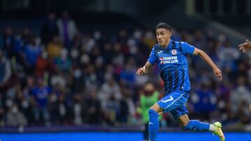 Uriel Antuna durante un partido de Cruz Azul