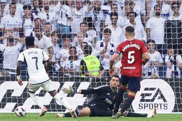 Vinicius sienta a Sergio Herrera para marcar el 3-0.