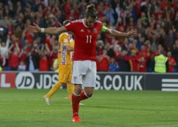 Alegría de Gareth Bale después de anotar el gol 4-0 de penalti para Gales frente a Moldavia