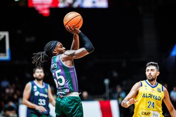 Kendrick Perry, lanzando a canasta ante el Al Riyadi.