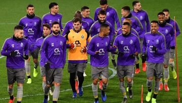 Casillas se entrena con sus compañeros del Oporto.