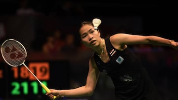 Ratchanok Intanon hits a return against Sun Yu.