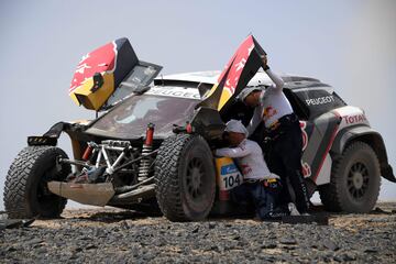 En la etapa 9, Sebastien Loeb y Daniel Elena han perdido toda opción de victoria. Rompieron en frontal de su coche al no ver un agujero. Perdieron más de siete horas en la clasificación general.