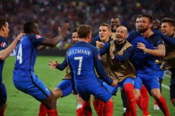 1-0. Antoine Griezmann celebró el gol con sus compañeros.