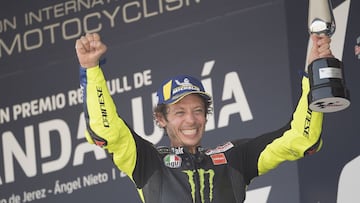 Valentino Rossi de Italia y Monster Energy Yamaha MotoGP Team celebran el tercer lugar en el podio durante la carrera de MotoGP durante el MotoGP de Andaluc&iacute;a - Carrera en el Circuito de Jerez