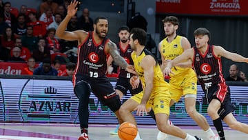 El base uruguayo del La Laguna Tenerife, Bruno Fitipaldo (c) rodeado de rivales durante el partido de Liga Endesa de baloncesto entre el Casademont Zaragoza y el La Laguna Tenerife, este domingo en Zaragoza.