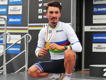 Cycling - UCI Road World Championships - Autodromo Enzo e Dino Ferrari, Imola, Italy - September 27, 2020. France&#039;s Julian Alaphilippe with his medal on the podium after winning the Men&#039;s Elite Road Race REUTERS/Jennifer Lorenzini