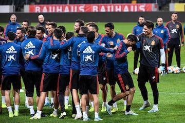 Los jugadores entre bromas y risas durante el entrenamiento.