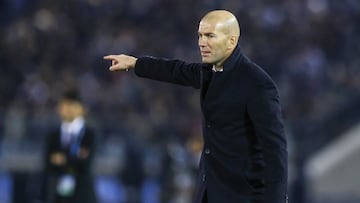 Zinedine Zidane da órdenes a sus jugadores.