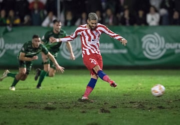 1-1. Yannick Carrasco marca de penalti el primer gol rojiblanco.