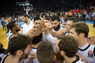Los jugadores del Real Madrid celebraron la victoria ante Anadolu Efes.