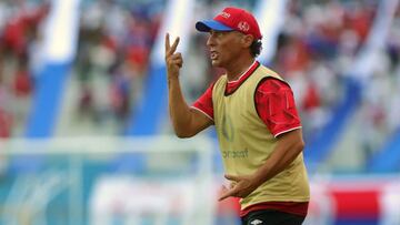 Tras haber recibido dinero de Ronnie Brunswijk después de la ida ante Inter Moengotapoe y ser descalificados, el técnico dejará el futuro en manos del club.