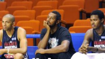 Batum, Diaw y Gelabale, en un entrenamiento.