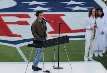 El músico Charlie Puth fue el elegido para cantar el himno de los Estados Unidos antes del inicio del partido.