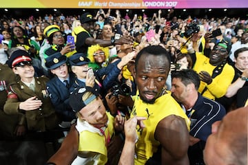 Usain Bolt aclamado por la afición tras el bronce en los 100 metros.