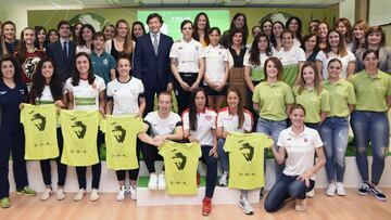 Deportistas y periodistas posan junto al secretario de Estado para el deporte.