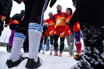 Jugadores de rugby aficionados participan en un torneo de rugby sobre la nieve en el suburbio de Zelenograd de Moscú. El evento deportivo anual reúne a 28 equipos masculinos y 12 femeninos.