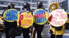 New York (United States), 24/11/2020.- People gather for a protest in front of the offices of New York Governor Andrew Cuomo calling on him to help provide financial relief to members of the immigrant worker community in New York, New York, USA, 24 Novemb