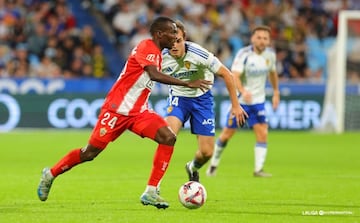 Bruno Langa conduce la pelota,