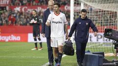 Jes&uacute;s Navas, jugador del Sevilla, se marcha lesionado durante el partido frente al Atl&eacute;tico en el S&aacute;nchez Pizju&aacute;n. 