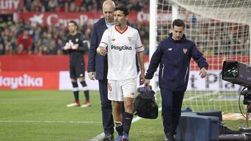 Jesús Navas, jugador del Sevilla, se marcha lesionado durante el partido frente al Atlético en el Sánchez Pizjuán.