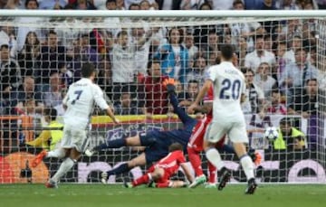 Los merengues avanzaron en un partido polémico en el que el segundo gol de los blancos, el portugués Cristiano Ronaldo estaba adelantado.