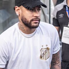 Neymar interrumpe la rueda de prensa de Santos