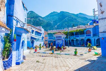 Chauen es una ciudad situada en las montañas del Rif, en la zona noroeste de Marruecos. Según los habitantes de este paraje las murallas de Chefchaouen están pintadas de todos los tonos de azul para representar el color del agua del Mediterráneo. Otros, sin embargo, creen que el azul simboliza la importancia de la cascada de Ras el-Maa, donde los habitantes de la ciudad se abastecen de agua potable.
