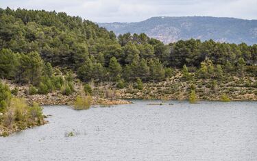 Imagen del embalse de Entrepeñas, 2 de abril de 2024. Se encuentra ubicado en la provincia de Guadalajara y forma parte del cauce del río Tajo. 
