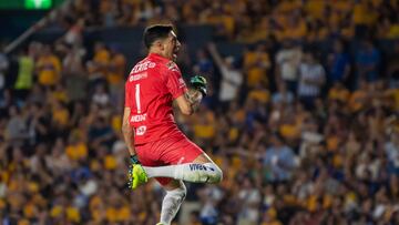 MEX7273. MONTERREY (MÉXICO), 09/05/2024.- Esteban Andrada portero de Rayados festeja una anotación ante Tigres este jueves, en un partido de ida de cuartos de final del Torneo Clausura 2024 entre Tigres y Rayados, en el estadio Universitario en Monterrey (México). EFE/ Miguel Sierra