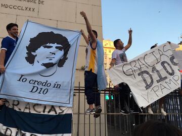 Homenajes al 'Pelusa' en cada rincón de la ciudad.