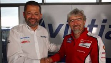 Antonio Martín y Gigi Dall’Igna estrechando las manos.