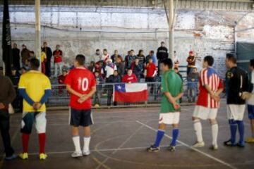 Prisioneros participan en un partido de fútbol entre reclusos de la selecciones chilena y resto de América en la penitenciaria de Santiago (Chile)