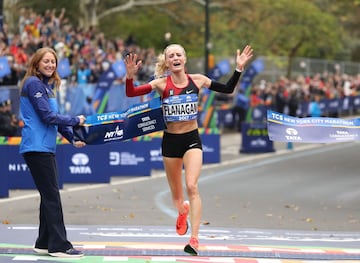 Shalane Flanagan celebra la victoria en la carrera de las corredoras Profesionales.