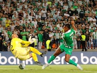 AME621. MEDELLÍN (COLOMBIA), 04/03/2026.- Alfredo Morelos (d) de Nacional disputan el balón con Diego Novoa de Millonarios este miércoles, durante un partido de la primera fase de la Copa Sudamericana entre Atlético Nacional y Millonarios en el estadio Atanasio Girardot en Medellín (Colombia). EFE/ STR