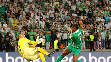 AME621. MEDELLÍN (COLOMBIA), 04/03/2026.- Alfredo Morelos (d) de Nacional disputan el balón con Diego Novoa de Millonarios este miércoles, durante un partido de la primera fase de la Copa Sudamericana entre Atlético Nacional y Millonarios en el estadio Atanasio Girardot en Medellín (Colombia). EFE/ STR