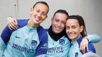 Virginia Torrecilla, Eva Navarro y Ainhoa Moraza, en un entrenamiento del Atlético.