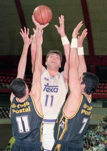 Exjugador de baloncesto lituano. Con una altura de 2,21 m, está considerado uno de los mejores pívot del mundo desde la década de los ochenta del siglo XX hasta el inicio del siglo XXI. LLegó a la liga ACB en 1989, con una grave lesión de la que se recuperó y volvió a jugar al más alto nivel, alcanzando la cifra de 2.904 rebotes 