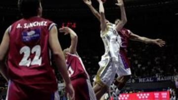 <b>DESTACÓ EL CROATA. </b>Ante Tomic recibe una falta antes de ser taponado por detrás por Massey, que sobresalió en su regreso a Vistalegre.