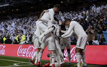 Casemiro celebrates with his team mates. Min.75 1-0