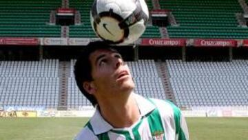 El central Agustín García, formado en las categorías inferiores del Real Madrid, fue traspasado por el club blanco al Córdoba CF, según informó en un comunicado oficial el equipo que preside Florentino Pérez.