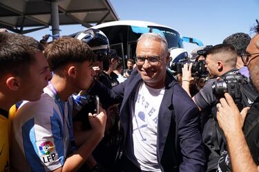 La afición del Málaga invade el aeropuerto para dar alas a su equipo