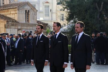 El príncipe heredero de Grecia Pavlos, el príncipe Nikolaos y el príncipe Philippos siguen el ataúd de Constantino II de Grecia el día de su funeral, en Atenas, Grecia.