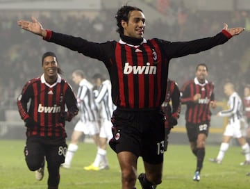 Su número favorito es el 13, razón por la que el número de 'la mala suerte' adornó su dorsal durante toda su carrera, desde sus inicios con la Lazio, hasta su retiro en el fútbol de la India, pasando por sus días de gloria en el Milan. El número le trajo buena vibra, ya que es considerado uno de los mejores defensas de la historia. 