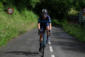 Alicia González, corredora española del Movistar Team, en los primeros kilómetros del Collado Fancuaya, uno de los puertos más exigentes de La Vuelta 2022. La sombra predomina en gran parte la ascensión, compuesta por 10 kilómetros. 